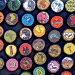 Un collezionista esamina gettoni telefonici antichi su un tavolo, evidenziando il loro valore.