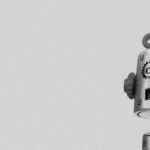 Immagine di un grafico di investimento con simboli di intelligenza artificiale e robot, rappresentante i robo advisor.