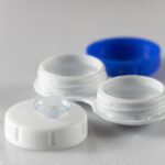 Immagine di un occhio con lenti a contatto, simbolo del bonus vista per lenti.