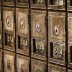 Immagine di un buono postale con grafico degli interessi in aumento, simbolo di investimento e risparmio.