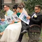 Concorrente di Affari Tuoi mentre gioca con pacchi sul tavolo, espressione concentrata e emozionata.