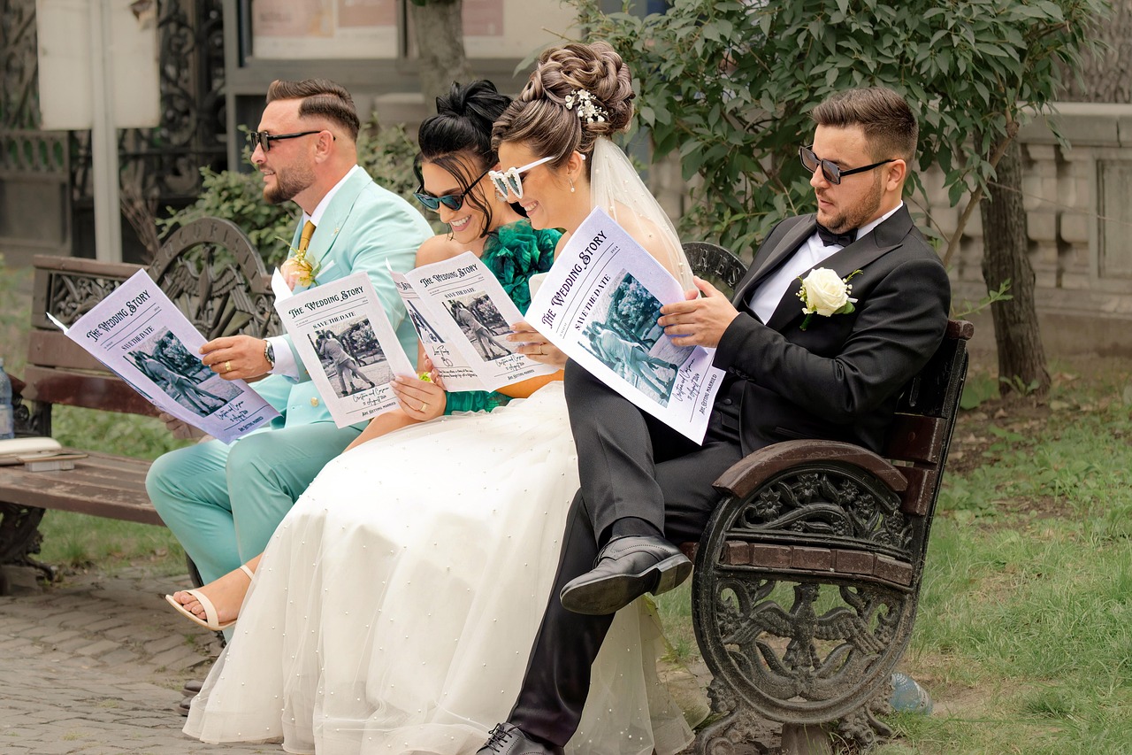 Concorrente di Affari Tuoi mentre gioca con pacchi sul tavolo, espressione concentrata e emozionata.