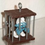 Giocattoli vintage degli anni '80 e '90, esposti su un tavolo, con prezzi da collezione su eBay.