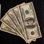 Uomo felice riceve 3600€ sul conto grazie alla Legge 104, senza bisogno di presentare l'ISEE.