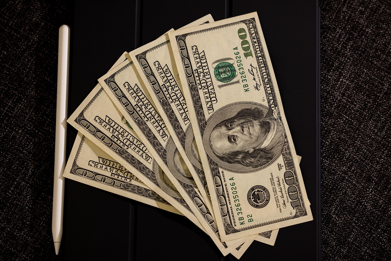 Uomo felice riceve 3600€ sul conto grazie alla Legge 104, senza bisogno di presentare l'ISEE.