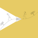 Uomo anziano sorride mentre legge notizie sulla nuova età pensionabile per il prossimo anno.