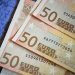 Banconote da 50 euro con evidenza del segno sul retro che indica il fuori corso.