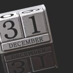 Immagine di mobili moderni in una casa, con un calendario che segna il 31 dicembre.