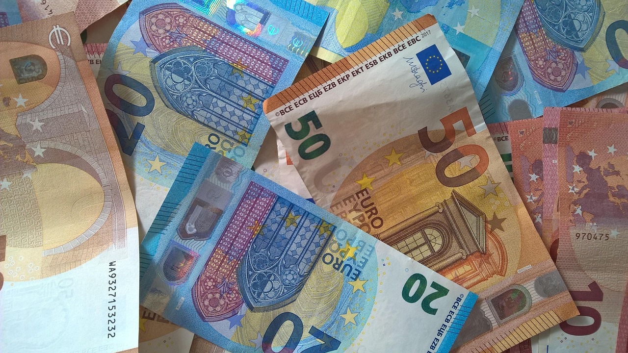 Banconote da 20 e 50 euro in fase di ritiro e sostituzione, con dettagli su nuove emissioni.