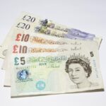 Sterlina d'argento su sfondo bianco, simbolo di valore da vendere.