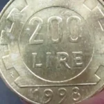 Monete da 10 Lire con errore di conio esposte su un tavolo, evidenziando il loro valore attuale.