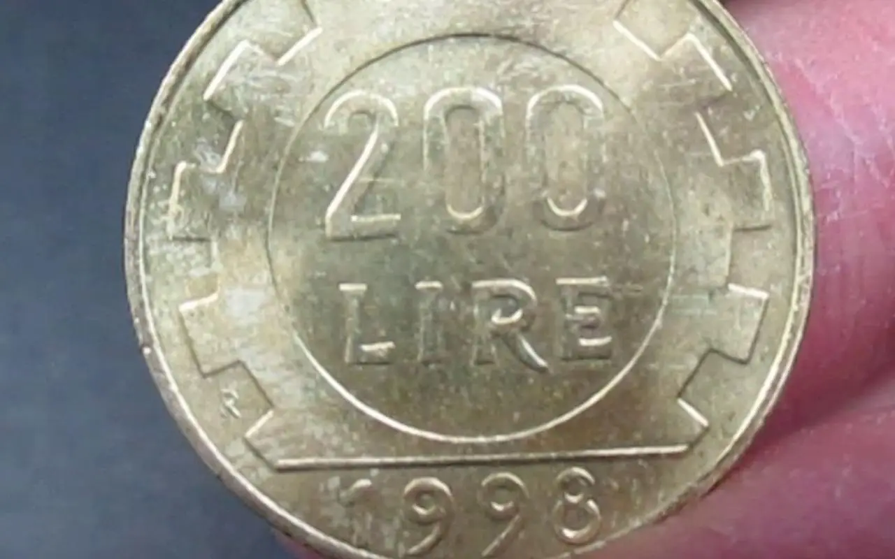 Monete da 10 Lire con errore di conio esposte su un tavolo, evidenziando il loro valore attuale.