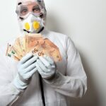 Due pacchisti sorridenti mentre mostrano i loro guadagni in un ambiente informale.