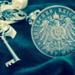 Moneta con gufo in primo piano, evidenziando dettagli e caratteristiche per la valutazione.