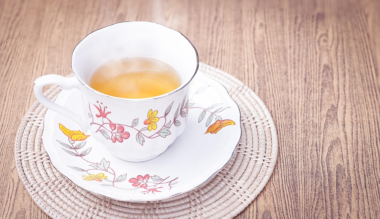 Tisana serale in tazza, con erbe e ingredienti naturali per sgonfiare la pancia e purificare l'intestino.