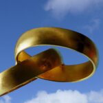 Vecchi anelli d'oro con marchi distintivi, simboli di storia e valore nel mercato dei gioielli.