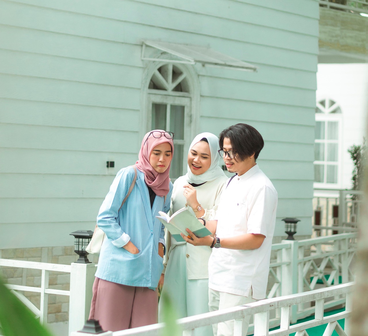 Ufficio postale con persone che effettuano il cambio di residenza per evitare l'IMU sulla seconda casa.