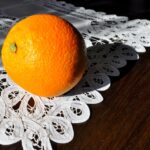 Vecchi centrini della nonna esposti su un tavolo, simbolo di tradizione e valore artigianale.