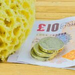 Immagine di un anziano sorridente che riceve informazioni su esenzioni fiscali per over 70.