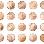 Vecchie monete di rame su un tavolo, evidenziando il loro valore attuale e collezionismo.