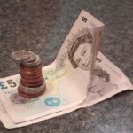 Pensionati con cedolino, evidenziando il contrasto tra aumento reale e percepito.