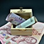 Immagine di un imprenditore che consulta documenti per richiedere il nuovo bonus per le PMI.