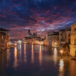 Vista panoramica di una città romantica con canali, ponti e architettura pittoresca.