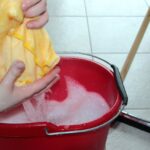 Ammorbidente diluito in acqua pronto per rimuovere la polvere da superfici domestiche.