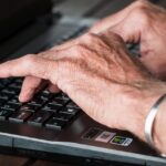 Persone over 65 che utilizzano un computer per fare una richiesta online.